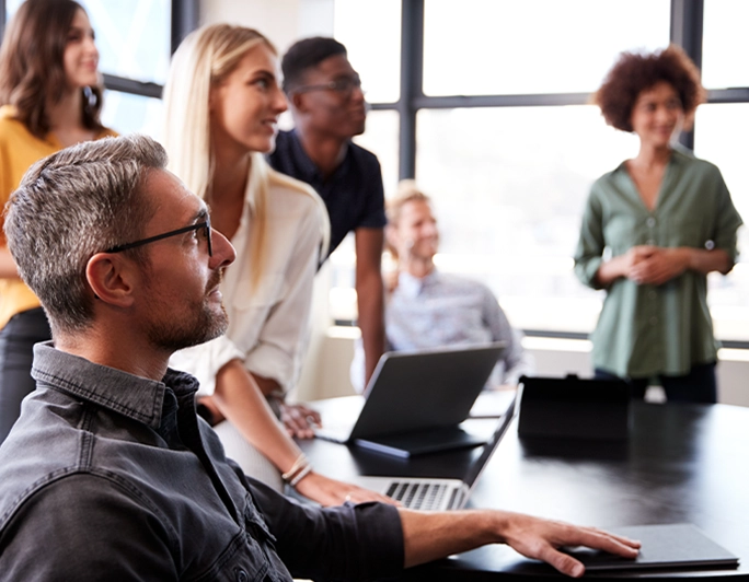 des employés d'entreprise qui sont en réunion